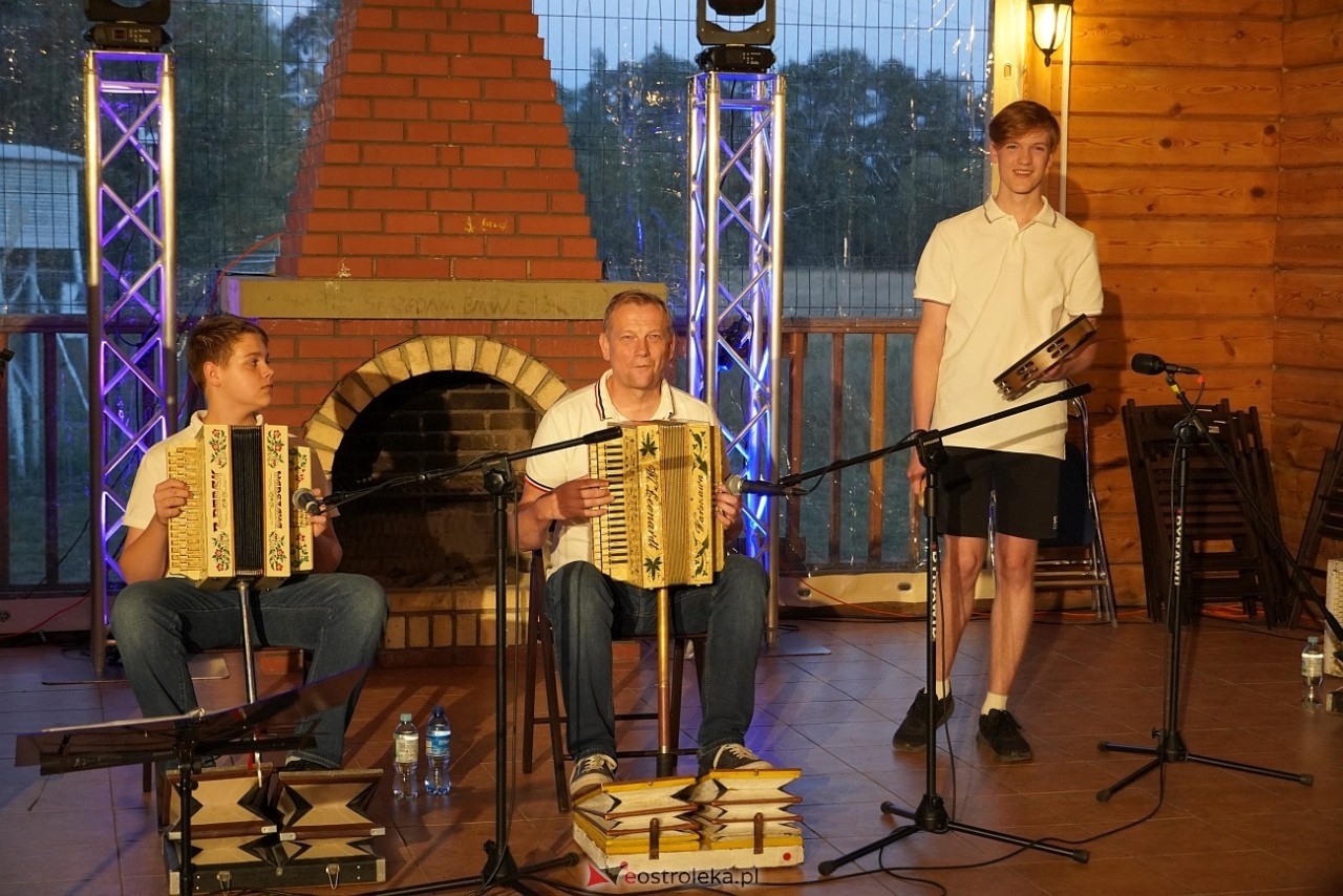 Ludowa zabawa w Myszyńcu: Muzyka i taniec połączyły pokolenia [14.08.2024] - zdjęcie #13 - eOstroleka.pl