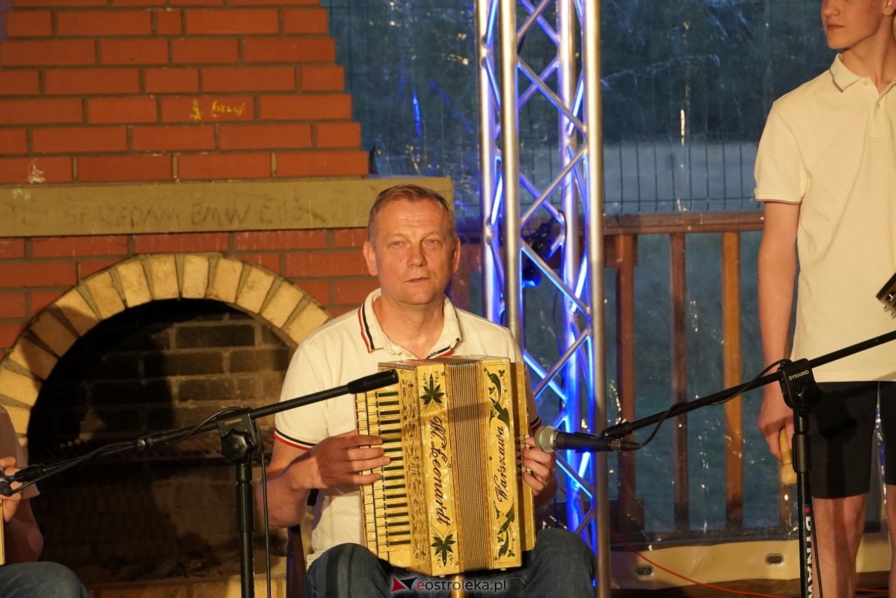 Ludowa zabawa w Myszyńcu: Muzyka i taniec połączyły pokolenia [14.08.2024] - zdjęcie #12 - eOstroleka.pl