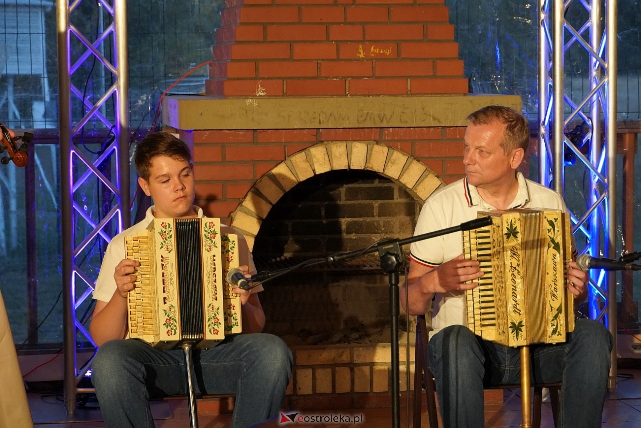 Ludowa zabawa w Myszyńcu: Muzyka i taniec połączyły pokolenia [14.08.2024] - zdjęcie #11 - eOstroleka.pl
