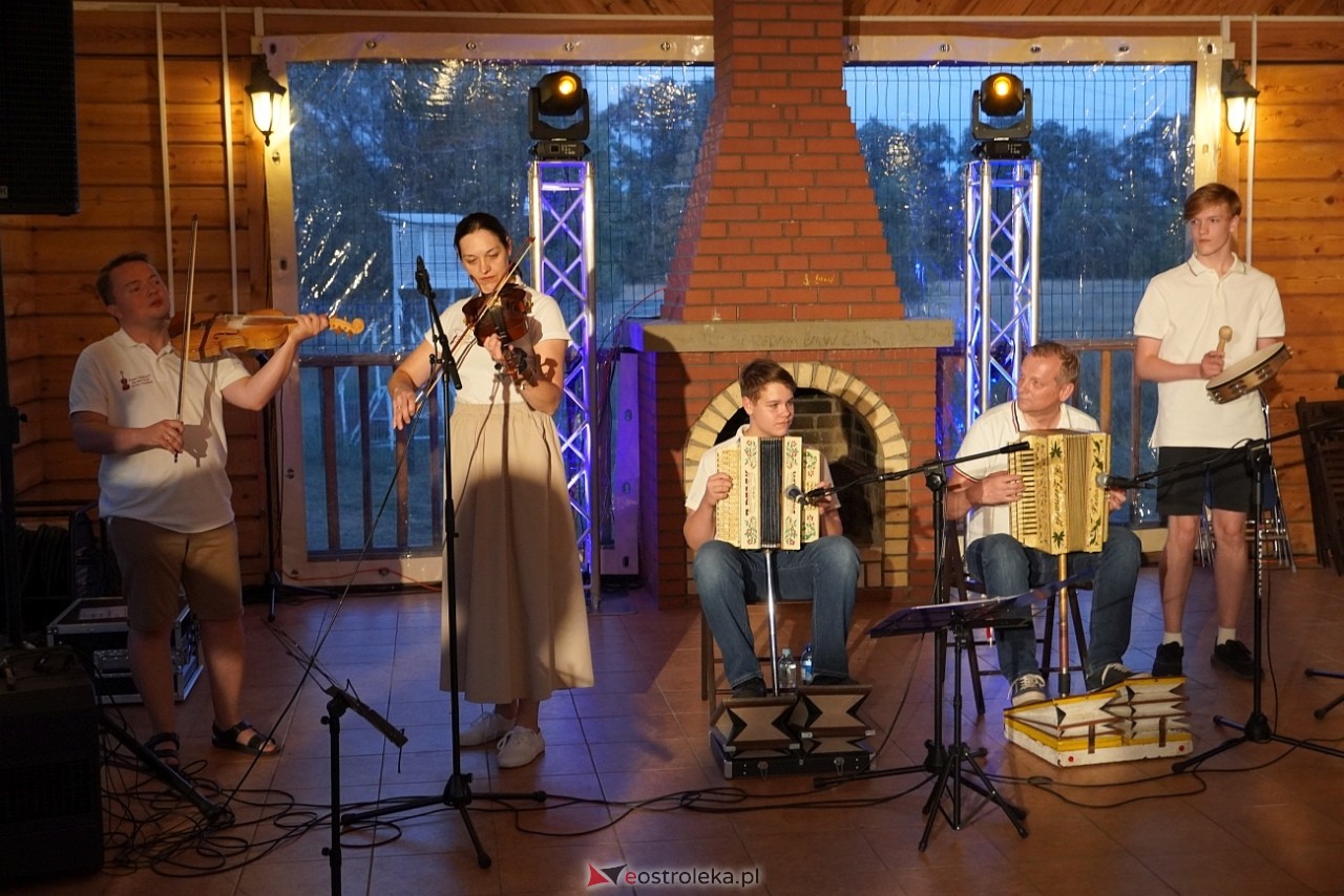 Ludowa zabawa w Myszyńcu: Muzyka i taniec połączyły pokolenia [14.08.2024] - zdjęcie #10 - eOstroleka.pl