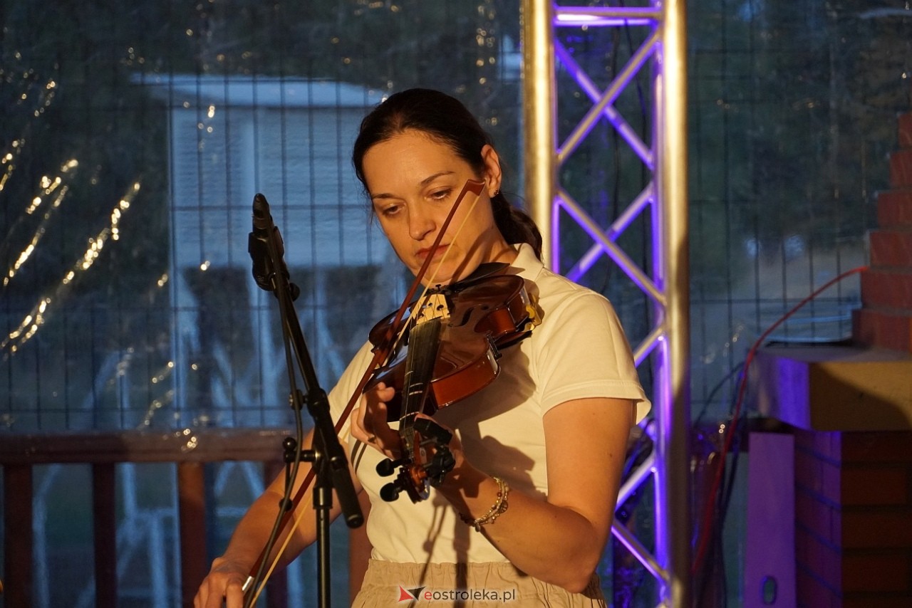 Ludowa zabawa w Myszyńcu: Muzyka i taniec połączyły pokolenia [14.08.2024] - zdjęcie #5 - eOstroleka.pl