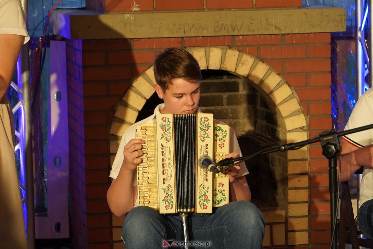 Ludowa zabawa w Myszyńcu: Muzyka i taniec połączyły pokolenia [14.08.2024] - zdjęcie #4 - eOstroleka.pl