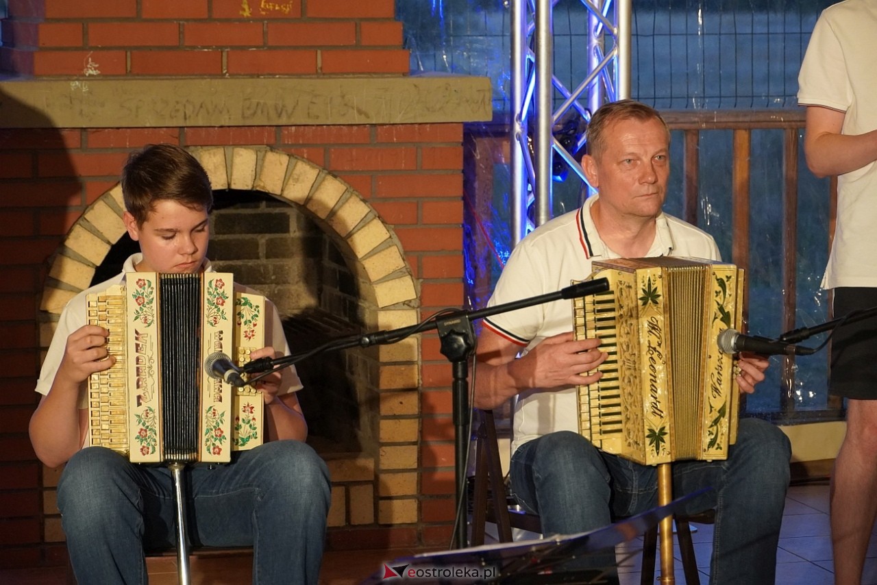 Ludowa zabawa w Myszyńcu: Muzyka i taniec połączyły pokolenia [14.08.2024] - zdjęcie #3 - eOstroleka.pl