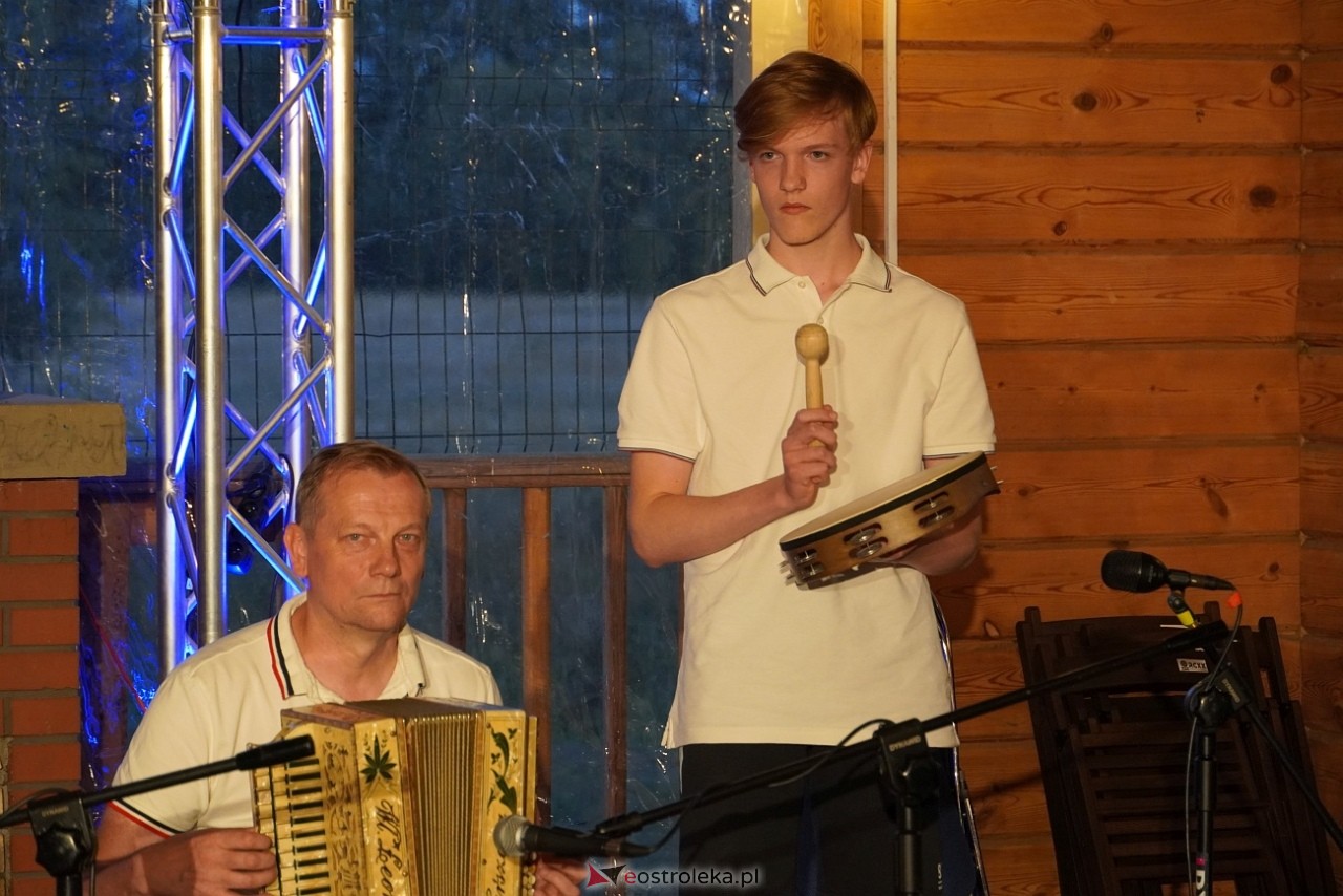 Ludowa zabawa w Myszyńcu: Muzyka i taniec połączyły pokolenia [14.08.2024] - zdjęcie #2 - eOstroleka.pl