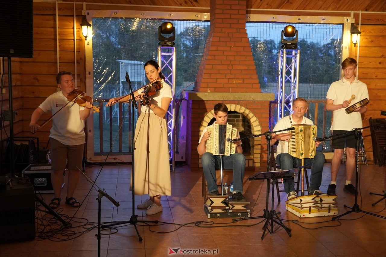 Ludowa zabawa w Myszyńcu: Muzyka i taniec połączyły pokolenia [14.08.2024] - zdjęcie #1 - eOstroleka.pl