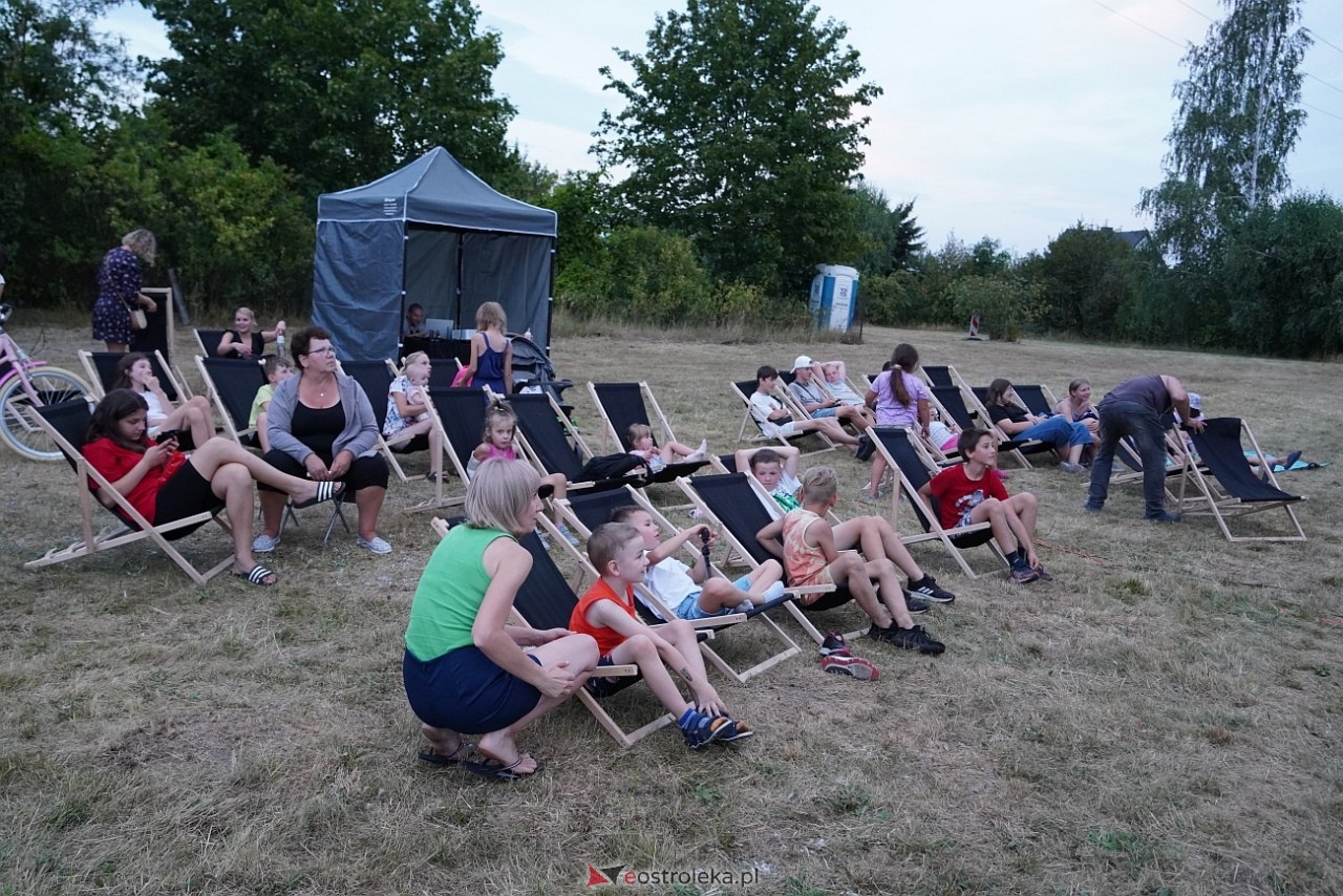 Rodzinne kino plenerowe na osiedlu Łazek. Na dużym ekranie film Dora i miasto złota [17.08.2024] - zdjęcie #33 - eOstroleka.pl
