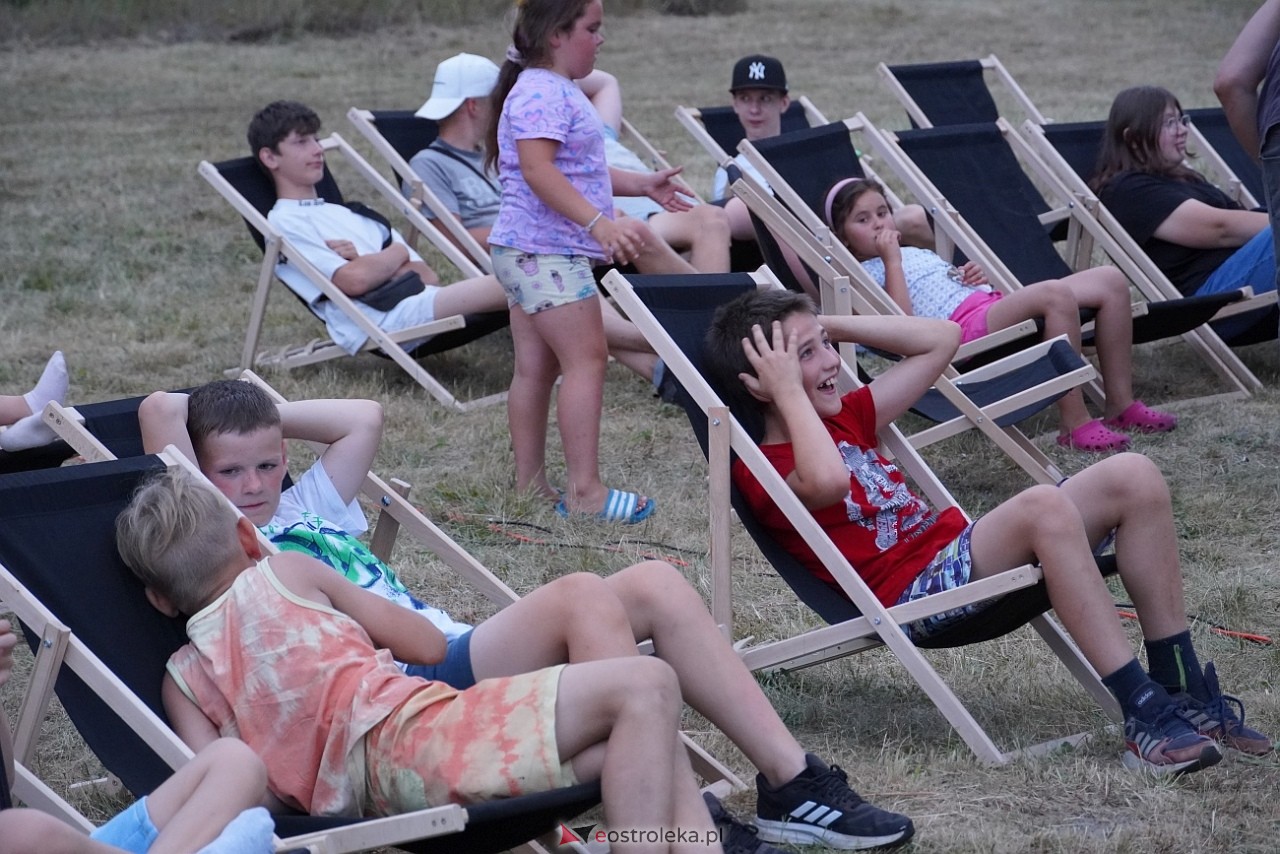 Rodzinne kino plenerowe na osiedlu Łazek. Na dużym ekranie film Dora i miasto złota [17.08.2024] - zdjęcie #32 - eOstroleka.pl