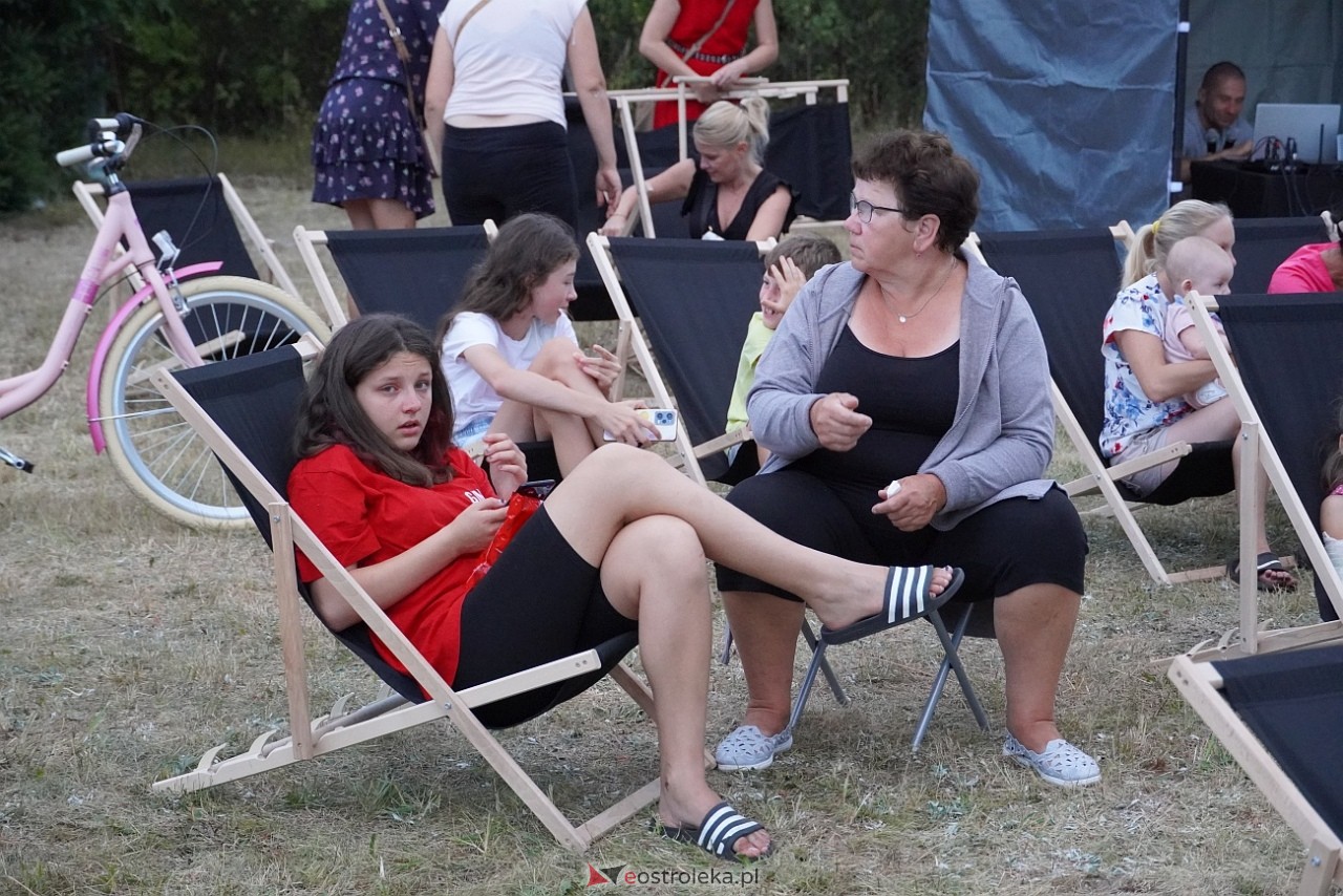 Rodzinne kino plenerowe na osiedlu Łazek. Na dużym ekranie film Dora i miasto złota [17.08.2024] - zdjęcie #31 - eOstroleka.pl