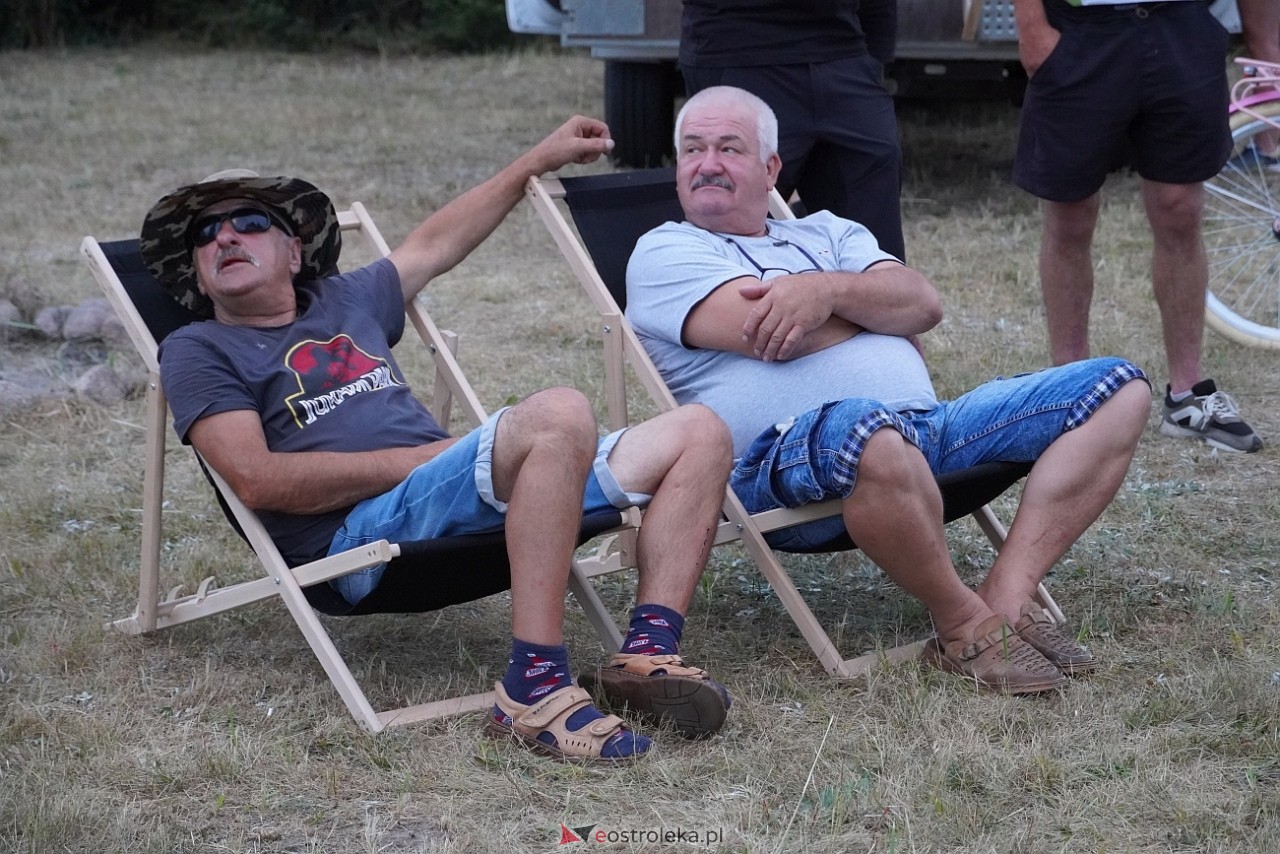 Rodzinne kino plenerowe na osiedlu Łazek. Na dużym ekranie film Dora i miasto złota [17.08.2024] - zdjęcie #30 - eOstroleka.pl