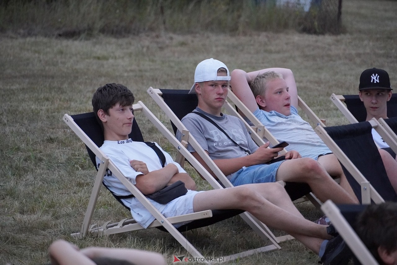 Rodzinne kino plenerowe na osiedlu Łazek. Na dużym ekranie film Dora i miasto złota [17.08.2024] - zdjęcie #29 - eOstroleka.pl