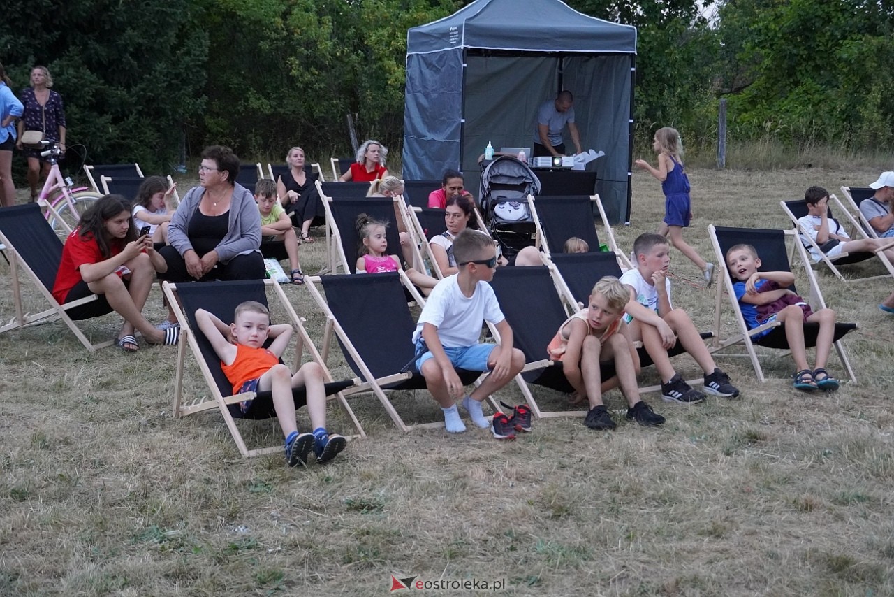 Rodzinne kino plenerowe na osiedlu Łazek. Na dużym ekranie film Dora i miasto złota [17.08.2024] - zdjęcie #28 - eOstroleka.pl