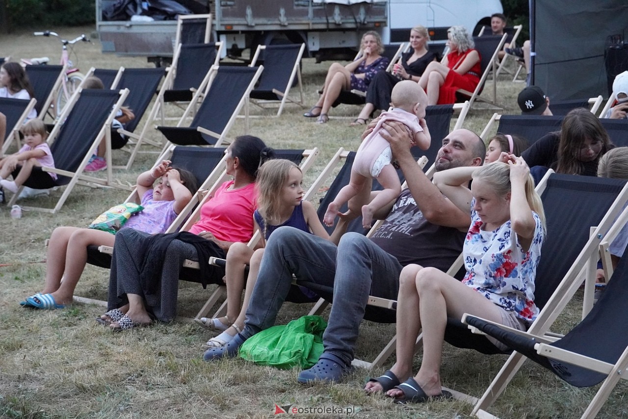Rodzinne kino plenerowe na osiedlu Łazek. Na dużym ekranie film Dora i miasto złota [17.08.2024] - zdjęcie #26 - eOstroleka.pl