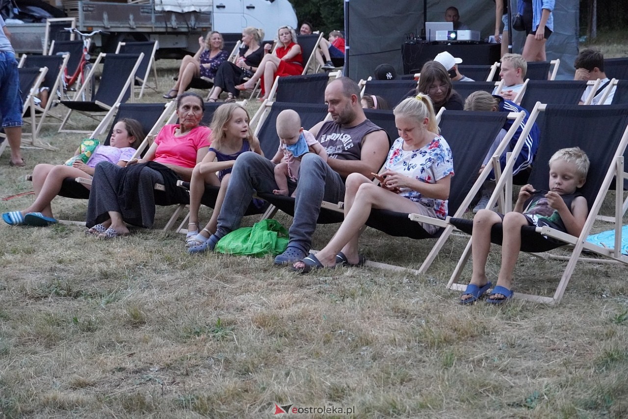 Rodzinne kino plenerowe na osiedlu Łazek. Na dużym ekranie film Dora i miasto złota [17.08.2024] - zdjęcie #25 - eOstroleka.pl