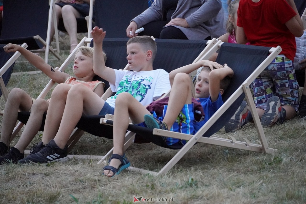 Rodzinne kino plenerowe na osiedlu Łazek. Na dużym ekranie film Dora i miasto złota [17.08.2024] - zdjęcie #24 - eOstroleka.pl