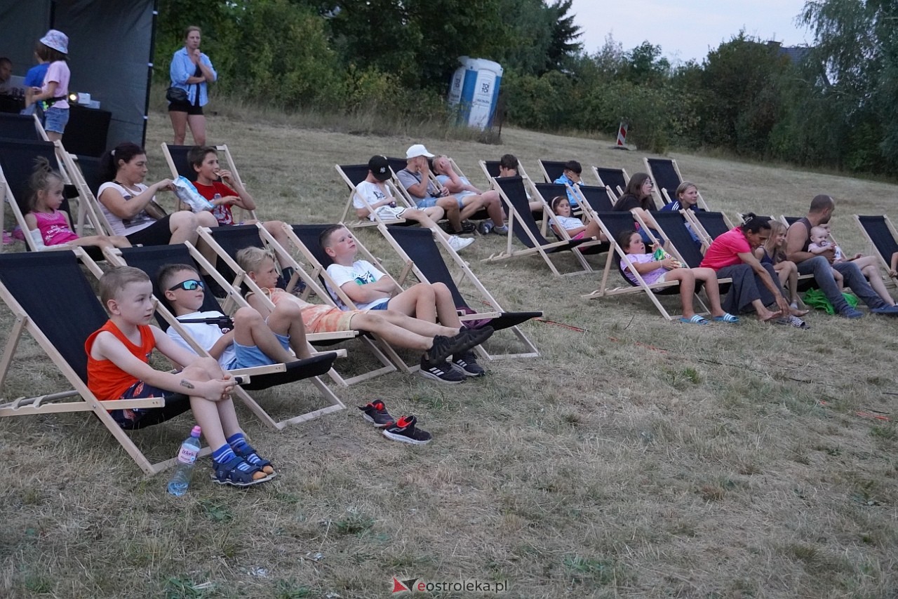 Rodzinne kino plenerowe na osiedlu Łazek. Na dużym ekranie film Dora i miasto złota [17.08.2024] - zdjęcie #23 - eOstroleka.pl