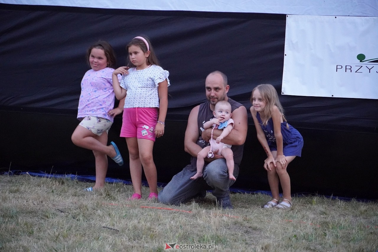 Rodzinne kino plenerowe na osiedlu Łazek. Na dużym ekranie film Dora i miasto złota [17.08.2024] - zdjęcie #22 - eOstroleka.pl