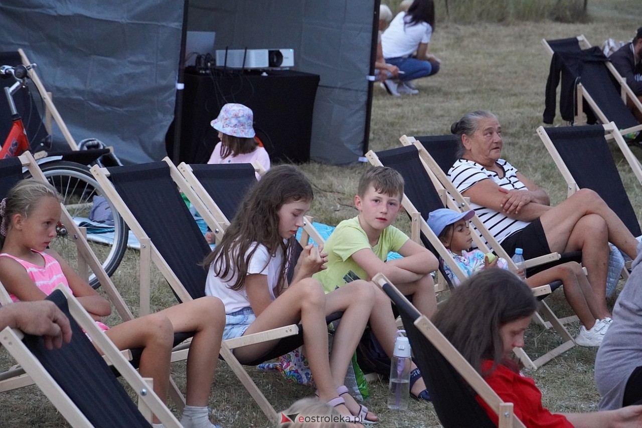 Rodzinne kino plenerowe na osiedlu Łazek. Na dużym ekranie film Dora i miasto złota [17.08.2024] - zdjęcie #21 - eOstroleka.pl