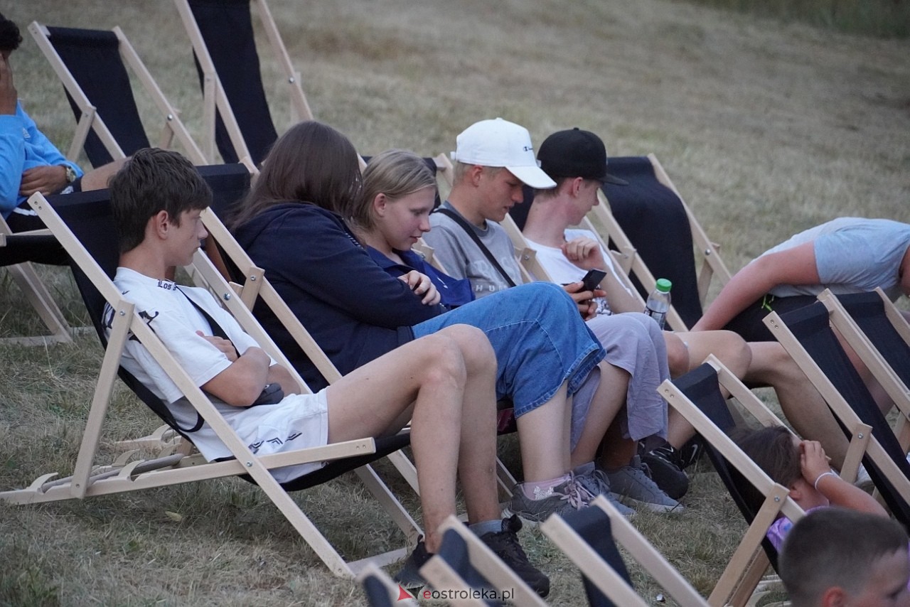 Rodzinne kino plenerowe na osiedlu Łazek. Na dużym ekranie film Dora i miasto złota [17.08.2024] - zdjęcie #20 - eOstroleka.pl