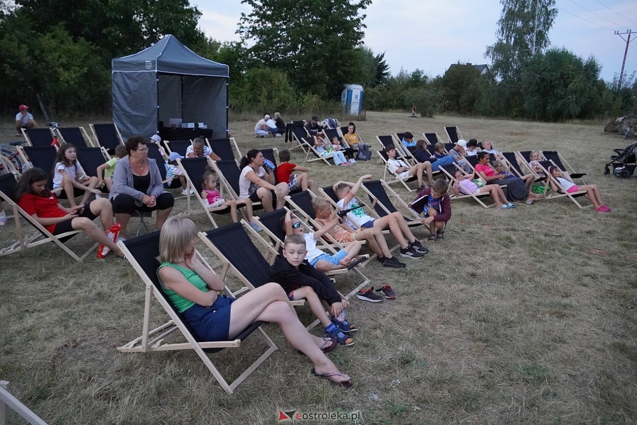Rodzinne kino plenerowe na osiedlu Łazek. Na dużym ekranie film Dora i miasto złota [17.08.2024] - zdjęcie #19 - eOstroleka.pl