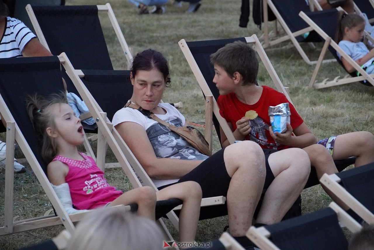 Rodzinne kino plenerowe na osiedlu Łazek. Na dużym ekranie film Dora i miasto złota [17.08.2024] - zdjęcie #18 - eOstroleka.pl