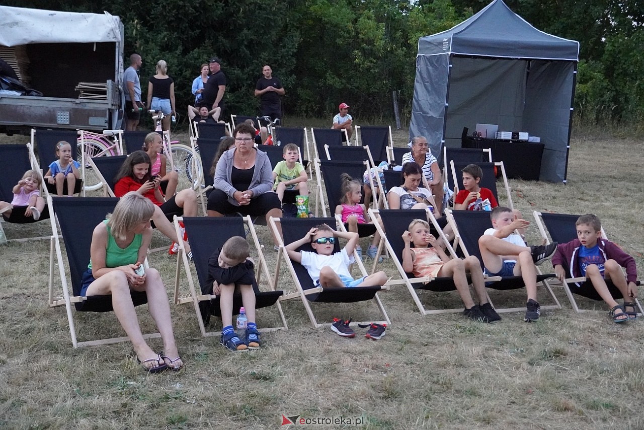 Rodzinne kino plenerowe na osiedlu Łazek. Na dużym ekranie film Dora i miasto złota [17.08.2024] - zdjęcie #17 - eOstroleka.pl