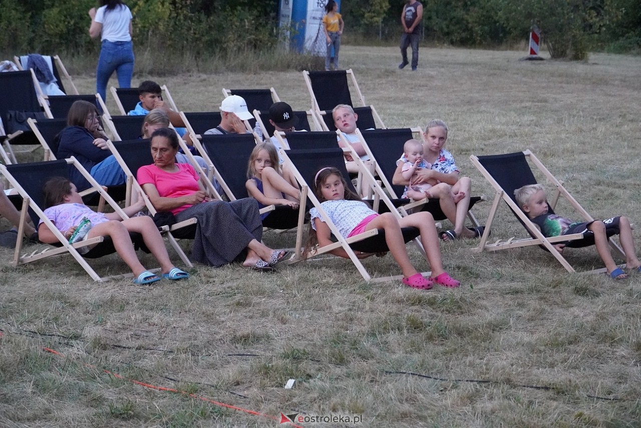 Rodzinne kino plenerowe na osiedlu Łazek. Na dużym ekranie film Dora i miasto złota [17.08.2024] - zdjęcie #16 - eOstroleka.pl