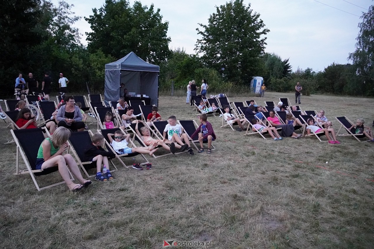 Rodzinne kino plenerowe na osiedlu Łazek. Na dużym ekranie film Dora i miasto złota [17.08.2024] - zdjęcie #15 - eOstroleka.pl