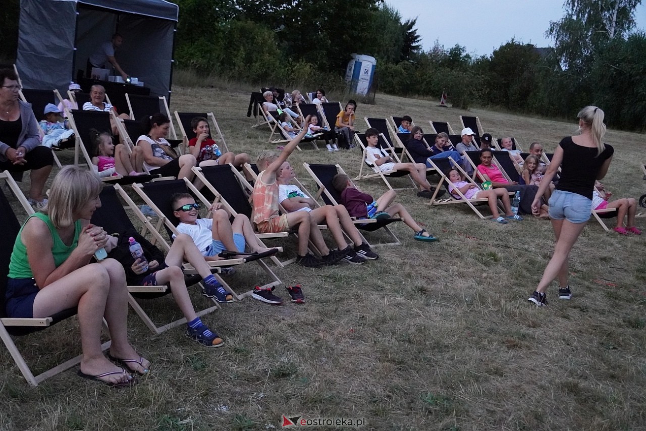 Rodzinne kino plenerowe na osiedlu Łazek. Na dużym ekranie film Dora i miasto złota [17.08.2024] - zdjęcie #10 - eOstroleka.pl