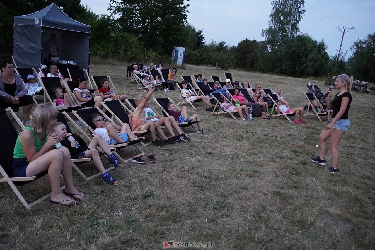 Rodzinne kino plenerowe na osiedlu Łazek. Na dużym ekranie film Dora i miasto złota [17.08.2024] - zdjęcie #9 - eOstroleka.pl