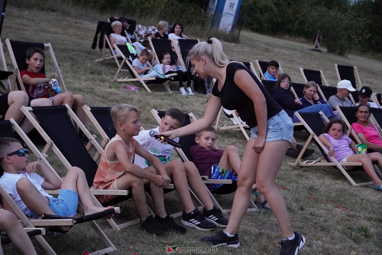 Rodzinne kino plenerowe na osiedlu Łazek. Na dużym ekranie film Dora i miasto złota [17.08.2024] - zdjęcie #8 - eOstroleka.pl