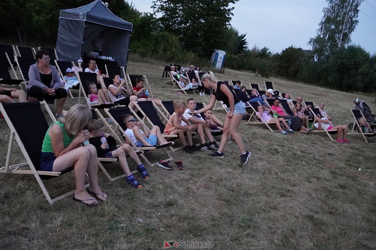 Rodzinne kino plenerowe na osiedlu Łazek. Na dużym ekranie film Dora i miasto złota [17.08.2024] - zdjęcie #7 - eOstroleka.pl
