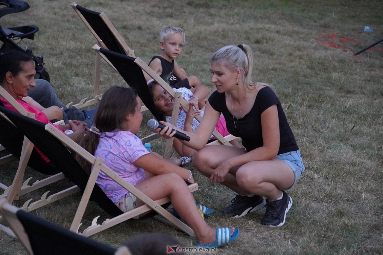 Rodzinne kino plenerowe na osiedlu Łazek. Na dużym ekranie film Dora i miasto złota [17.08.2024] - zdjęcie #6 - eOstroleka.pl