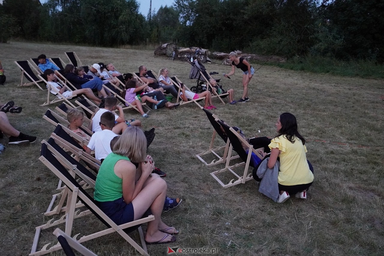 Rodzinne kino plenerowe na osiedlu Łazek. Na dużym ekranie film Dora i miasto złota [17.08.2024] - zdjęcie #4 - eOstroleka.pl
