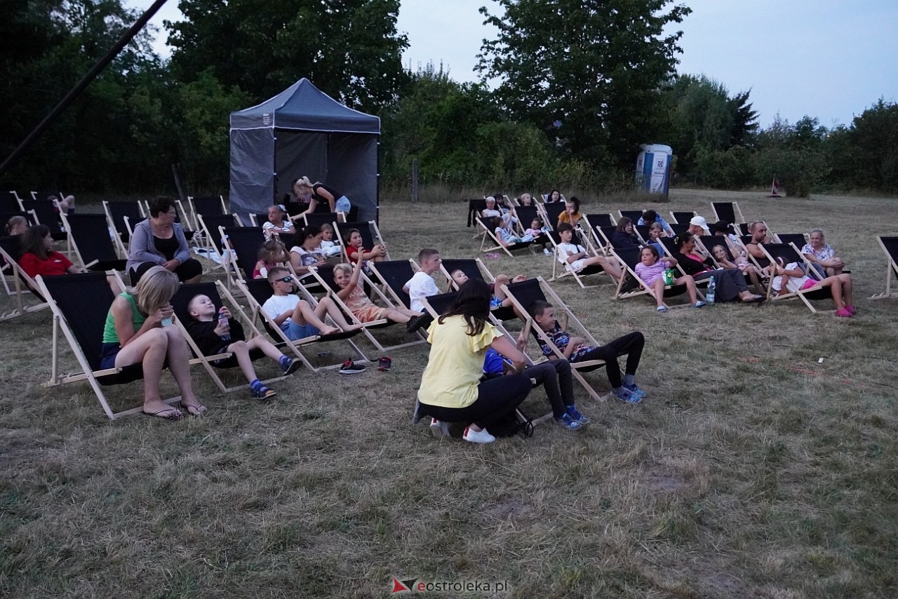 Rodzinne kino plenerowe na osiedlu Łazek. Na dużym ekranie film Dora i miasto złota [17.08.2024] - zdjęcie #3 - eOstroleka.pl