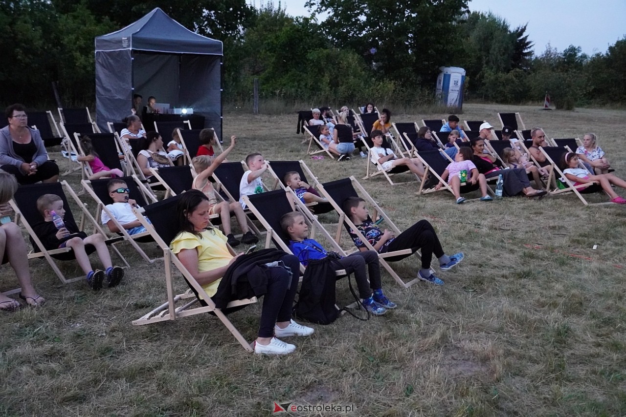 Rodzinne kino plenerowe na osiedlu Łazek. Na dużym ekranie film Dora i miasto złota [17.08.2024] - zdjęcie #2 - eOstroleka.pl