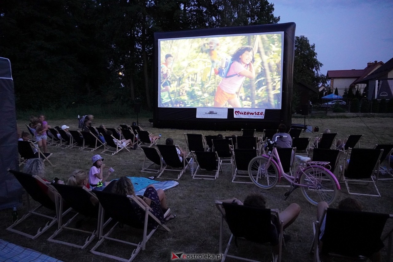 Rodzinne kino plenerowe na osiedlu Łazek. Na dużym ekranie film Dora i miasto złota [17.08.2024] - zdjęcie #1 - eOstroleka.pl