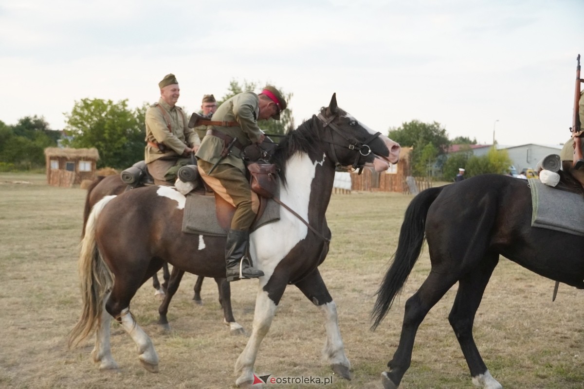 Rekonstrukcja historyczna Bolszewika goń! w Rzekuniu [17.08.2024] - zdjęcie #337 - eOstroleka.pl