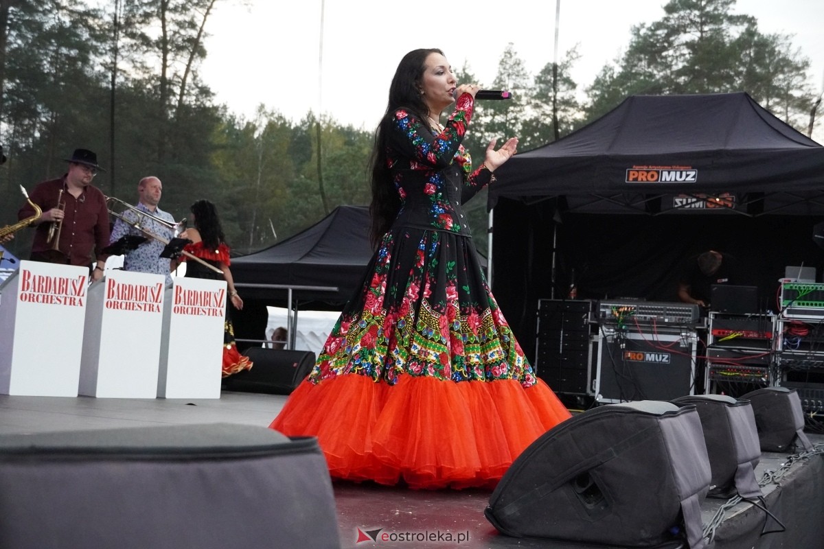 Kurpiowskie Dożynki w Lelisie - Patrycja Runo i Miły Pan [18.08.2024] - zdjęcie #83 - eOstroleka.pl