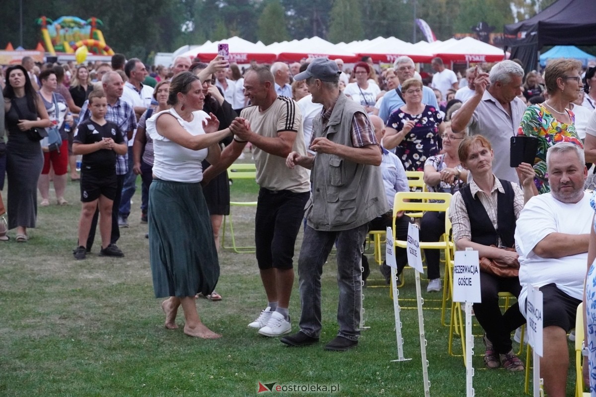 Kurpiowskie Dożynki w Lelisie - Patrycja Runo i Miły Pan [18.08.2024] - zdjęcie #49 - eOstroleka.pl