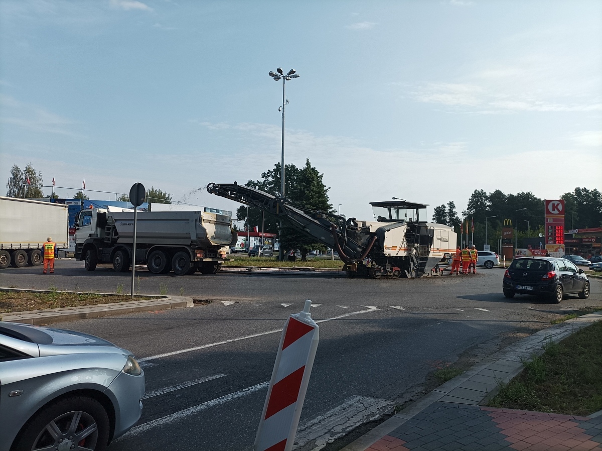 Prace drogowe na rondzie Siemowita III w Ostrołęce [19.08.2024] - zdjęcie #6 - eOstroleka.pl