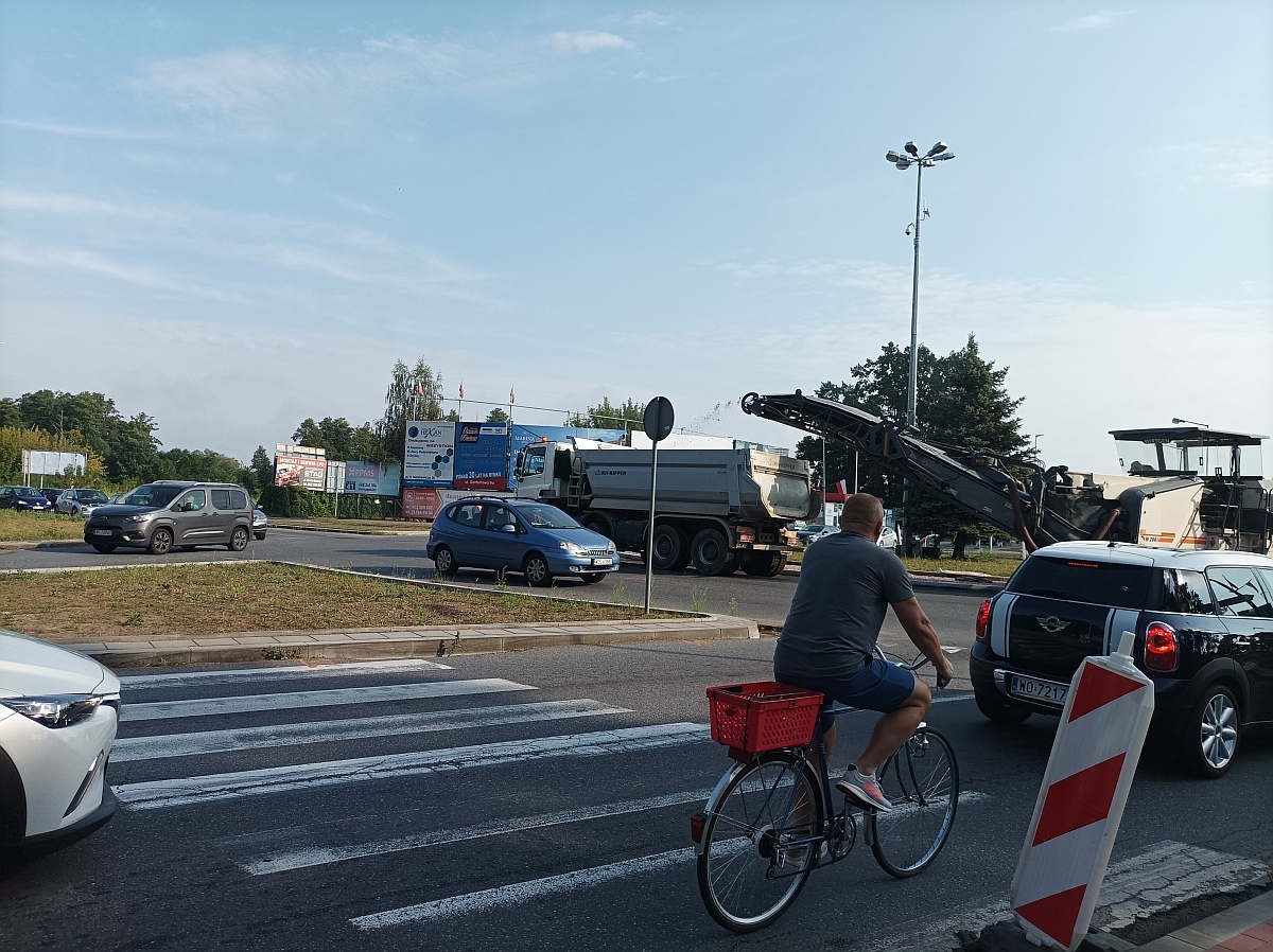 Prace drogowe na rondzie Siemowita III w Ostrołęce [19.08.2024] - zdjęcie #5 - eOstroleka.pl