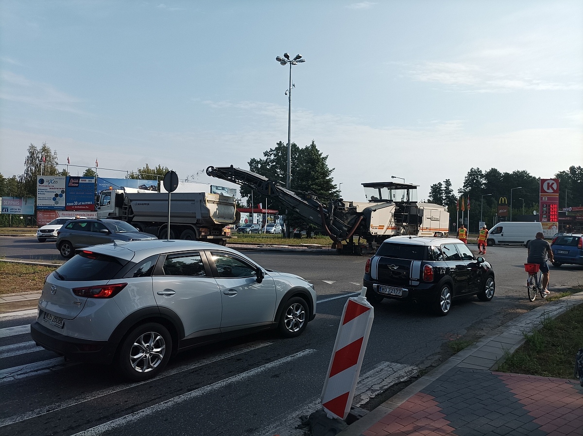 Prace drogowe na rondzie Siemowita III w Ostrołęce [19.08.2024] - zdjęcie #4 - eOstroleka.pl