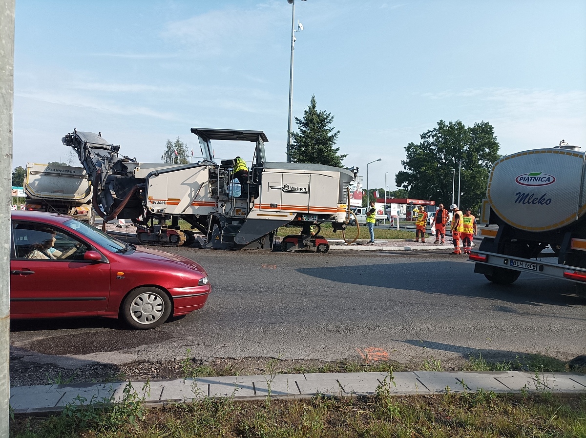 Prace drogowe na rondzie Siemowita III w Ostrołęce [19.08.2024] - zdjęcie #3 - eOstroleka.pl