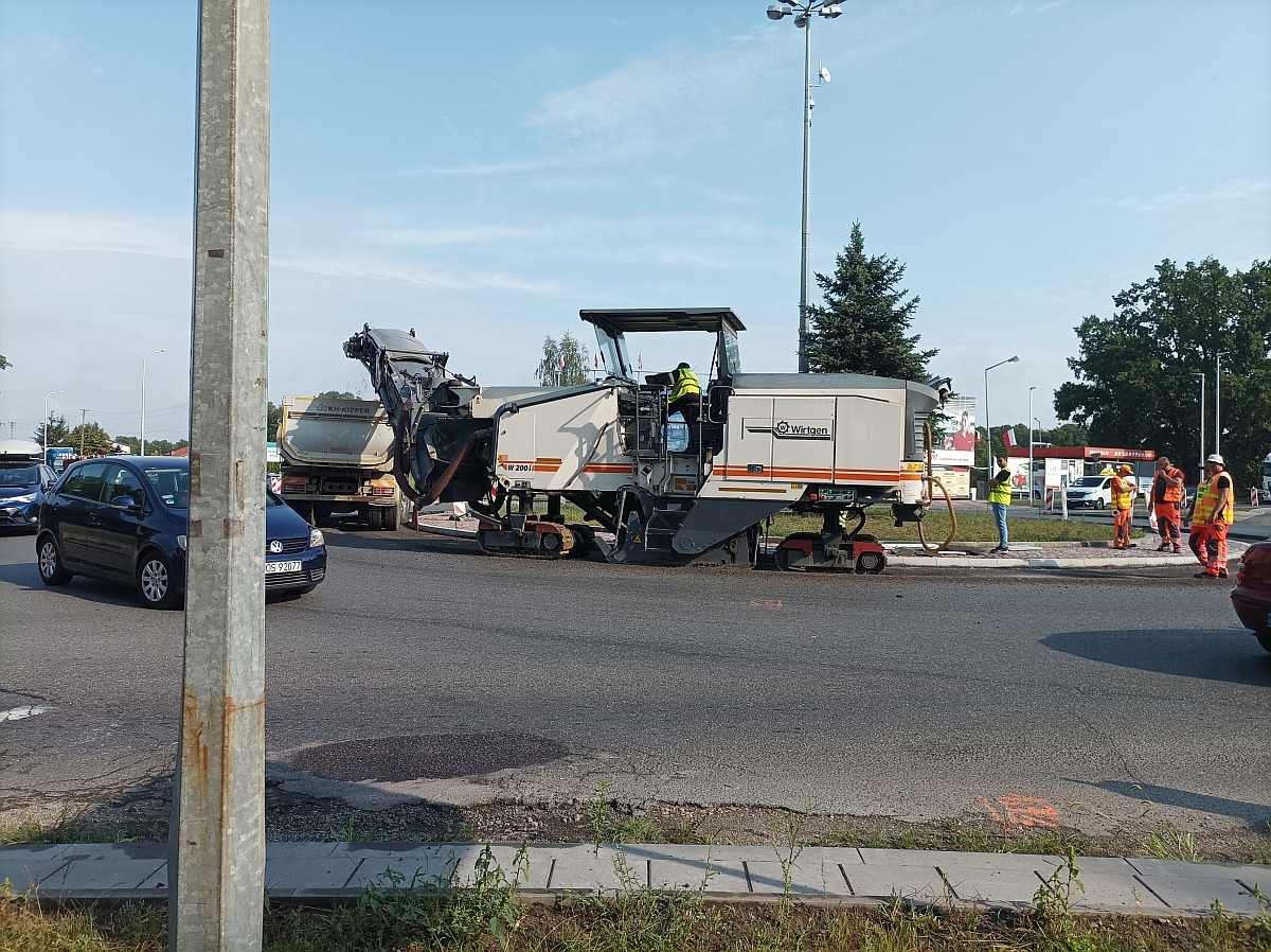 Prace drogowe na rondzie Siemowita III w Ostrołęce [19.08.2024] - zdjęcie #2 - eOstroleka.pl