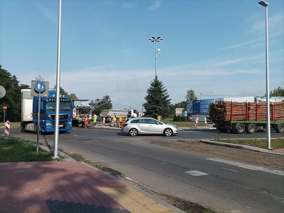 Prace drogowe na rondzie Siemowita III w Ostrołęce [19.08.2024] - zdjęcie #1 - eOstroleka.pl