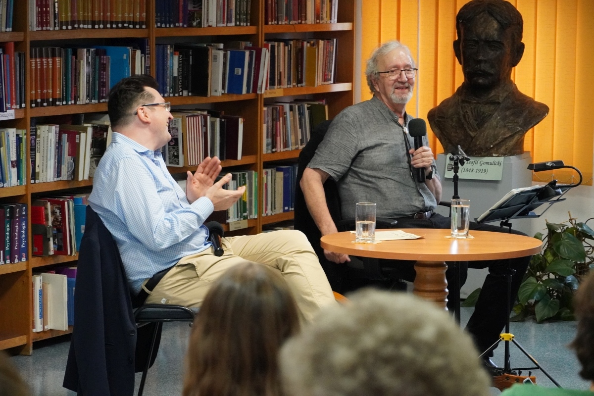 Spotkanie z Krzysztofem Daukszewiczem w ostrołęckiej bibliotece [20.08.2024] - zdjęcie #28 - eOstroleka.pl