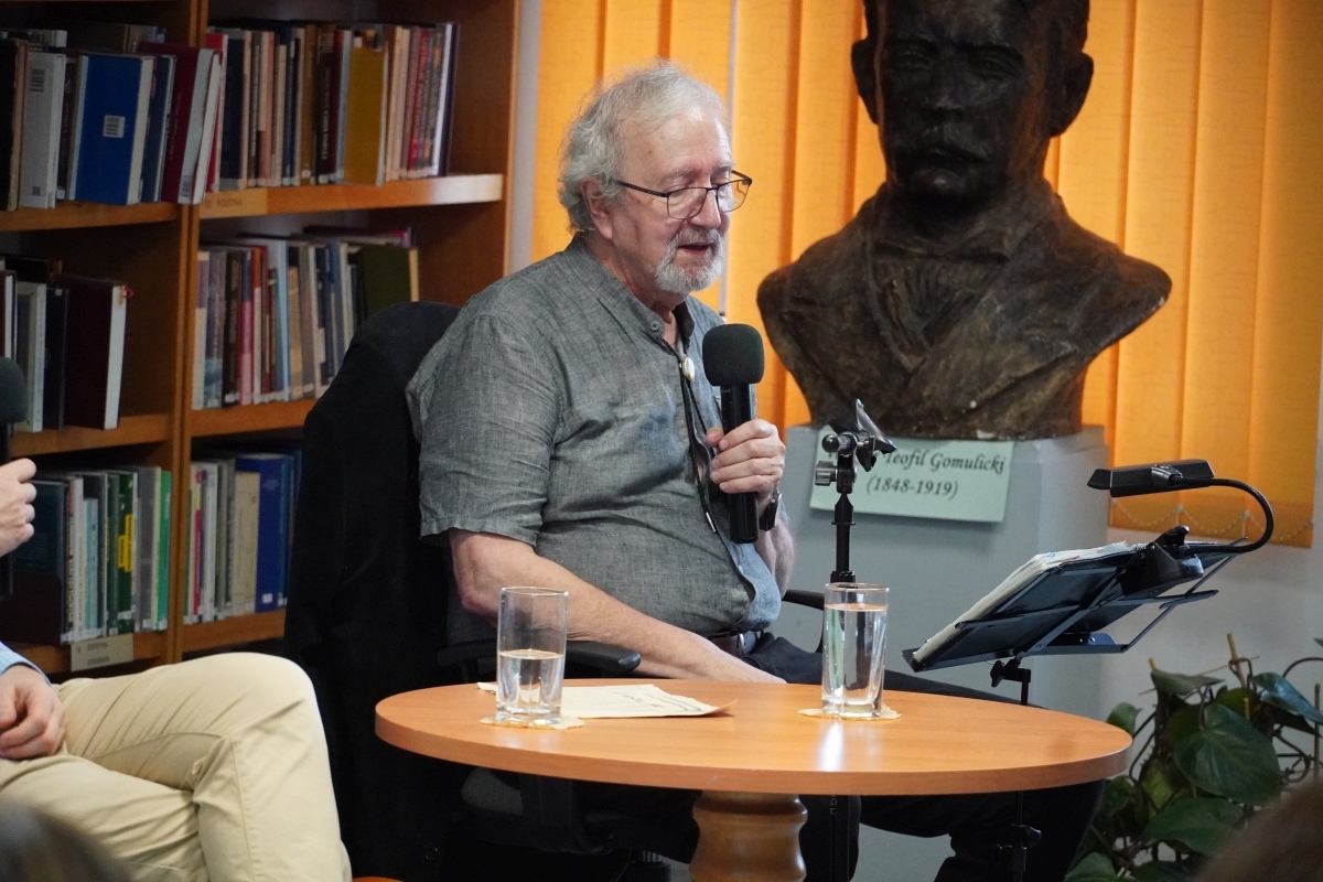 Spotkanie z Krzysztofem Daukszewiczem w ostrołęckiej bibliotece [20.08.2024] - zdjęcie #27 - eOstroleka.pl