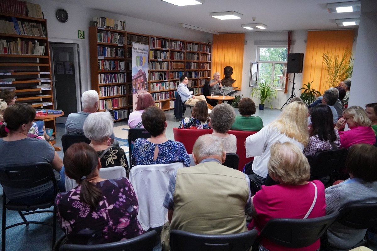 Spotkanie z Krzysztofem Daukszewiczem w ostrołęckiej bibliotece [20.08.2024] - zdjęcie #26 - eOstroleka.pl