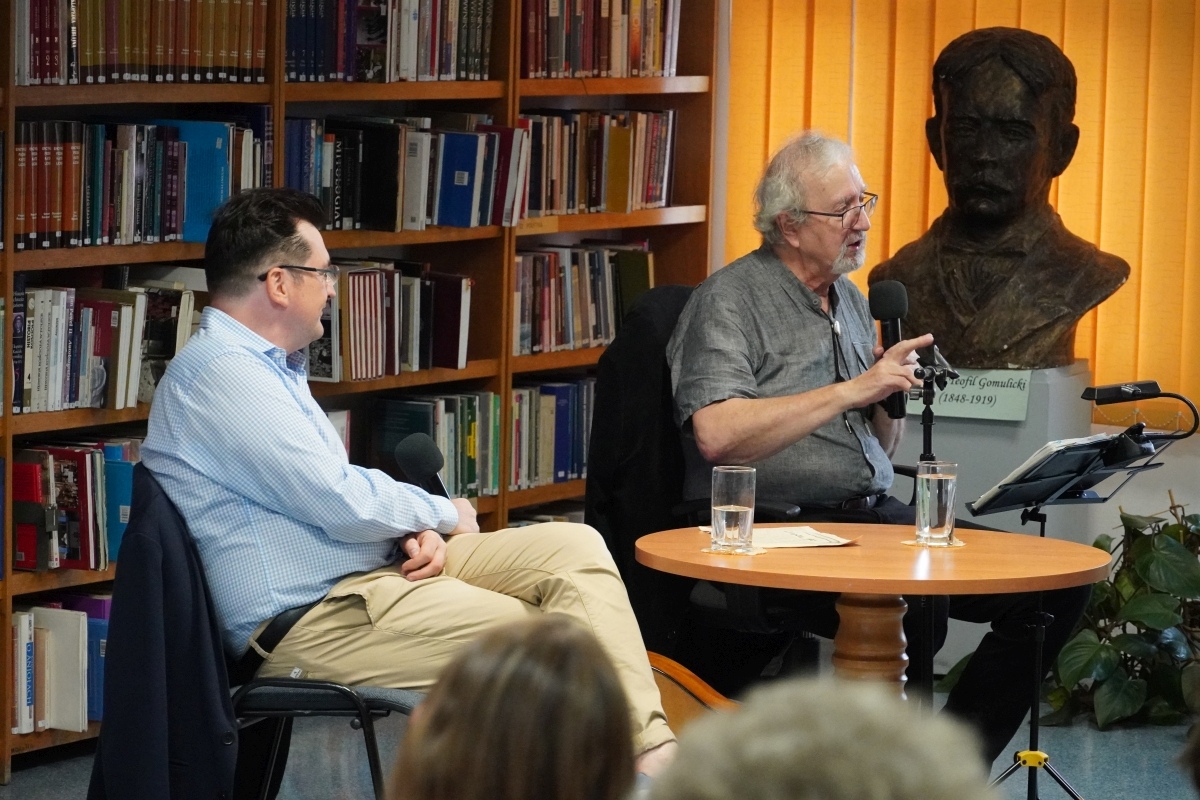Spotkanie z Krzysztofem Daukszewiczem w ostrołęckiej bibliotece [20.08.2024] - zdjęcie #25 - eOstroleka.pl