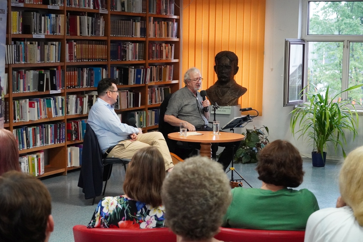 Spotkanie z Krzysztofem Daukszewiczem w ostrołęckiej bibliotece [20.08.2024] - zdjęcie #24 - eOstroleka.pl